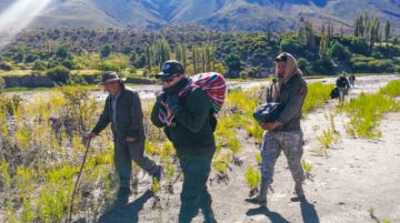 Para llegar al lugar, pasaron un río y caminaron hasta llegar al hogar de los que necesitaban alimentos. FOTO GACIP