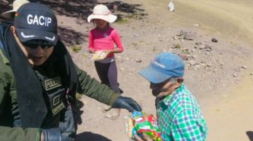 Para llegar al lugar, pasaron un río y caminaron hasta llegar al hogar de los que necesitaban alimentos. FOTO GACIP