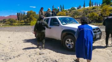 Para llegar al lugar, pasaron un río y caminaron hasta llegar al hogar de los que necesitaban alimentos. FOTO GACIP