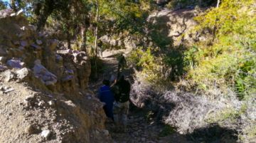 Para llegar al lugar, pasaron un río y caminaron hasta llegar al hogar de los que necesitaban alimentos. FOTO GACIP