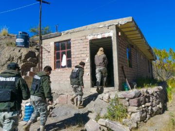 Para llegar al lugar, pasaron un río y caminaron hasta llegar al hogar de los que necesitaban alimentos. FOTO GACIP