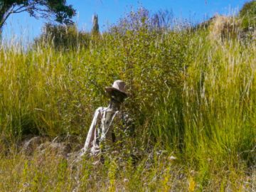 Para llegar al lugar, pasaron un río y caminaron hasta llegar al hogar de los que necesitaban alimentos. FOTO GACIP
