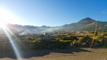 Para llegar al lugar, pasaron un río y caminaron hasta llegar al hogar de los que necesitaban alimentos. FOTO GACIP