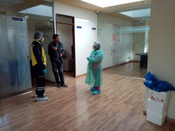 Visitó el centro de aislamiento.