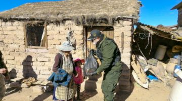 Para llegar al lugar, pasaron un río y caminaron hasta llegar al hogar de los que necesitaban alimentos. FOTO GACIP