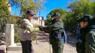 Para llegar al lugar, pasaron un río y caminaron hasta llegar al hogar de los que necesitaban alimentos. FOTO GACIP