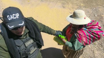 Para llegar al lugar, pasaron un río y caminaron hasta llegar al hogar de los que necesitaban alimentos. FOTO GACIP