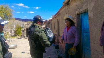 Para llegar al lugar, pasaron un río y caminaron hasta llegar al hogar de los que necesitaban alimentos. FOTO GACIP