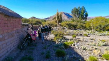 Para llegar al lugar, pasaron un río y caminaron hasta llegar al hogar de los que necesitaban alimentos. FOTO GACIP