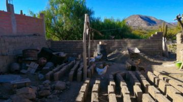 Para llegar al lugar, pasaron un río y caminaron hasta llegar al hogar de los que necesitaban alimentos. FOTO GACIP
