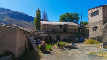 Para llegar al lugar, pasaron un río y caminaron hasta llegar al hogar de los que necesitaban alimentos. FOTO GACIP
