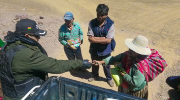 Para llegar al lugar, pasaron un río y caminaron hasta llegar al hogar de los que necesitaban alimentos. FOTO GACIP