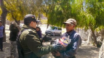 Para llegar al lugar, pasaron un río y caminaron hasta llegar al hogar de los que necesitaban alimentos. FOTO GACIP