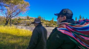 Para llegar al lugar, pasaron un río y caminaron hasta llegar al hogar de los que necesitaban alimentos. FOTO GACIP