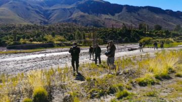 Para llegar al lugar, pasaron un río y caminaron hasta llegar al hogar de los que necesitaban alimentos. FOTO GACIP