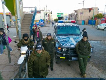 Para llegar al lugar, pasaron un río y caminaron hasta llegar al hogar de los que necesitaban alimentos. FOTO GACIP