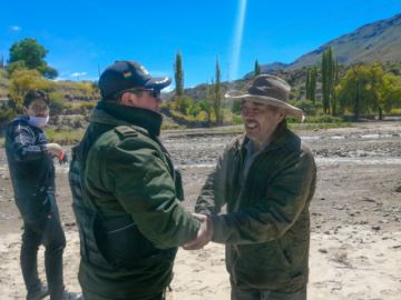 Para llegar al lugar, pasaron un río y caminaron hasta llegar al hogar de los que necesitaban alimentos. FOTO GACIP