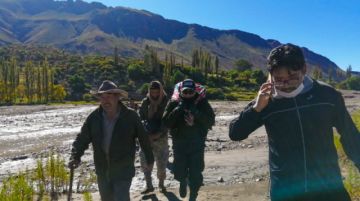 Para llegar al lugar, pasaron un río y caminaron hasta llegar al hogar de los que necesitaban alimentos. FOTO GACIP