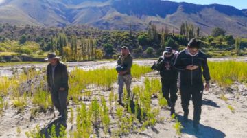 Para llegar al lugar, pasaron un río y caminaron hasta llegar al hogar de los que necesitaban alimentos. FOTO GACIP