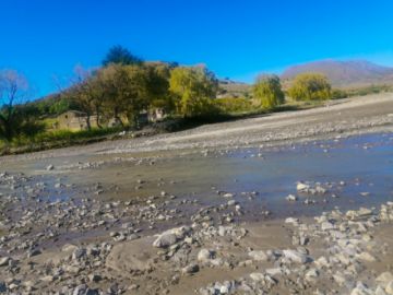 Para llegar al lugar, pasaron un río y caminaron hasta llegar al hogar de los que necesitaban alimentos. FOTO GACIP