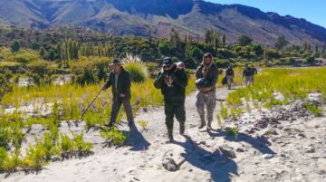 Para llegar al lugar, pasaron un río y caminaron hasta llegar al hogar de los que necesitaban alimentos. FOTO GACIP