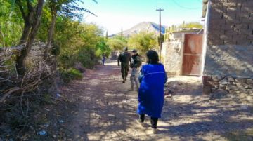 Para llegar al lugar, pasaron un río y caminaron hasta llegar al hogar de los que necesitaban alimentos. FOTO GACIP