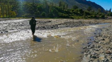 Para llegar al lugar, pasaron un río y caminaron hasta llegar al hogar de los que necesitaban alimentos. FOTO GACIP