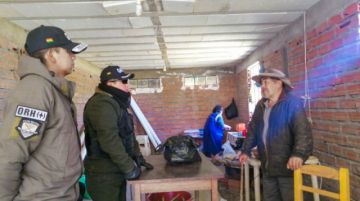 Para llegar al lugar, pasaron un río y caminaron hasta llegar al hogar de los que necesitaban alimentos. FOTO GACIP