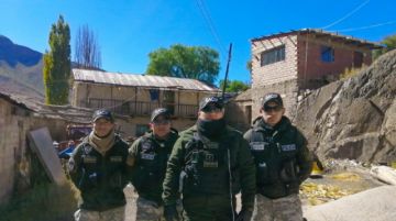 Para llegar al lugar, pasaron un río y caminaron hasta llegar al hogar de los que necesitaban alimentos. FOTO GACIP