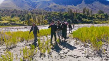 Para llegar al lugar, pasaron un río y caminaron hasta llegar al hogar de los que necesitaban alimentos. FOTO GACIP