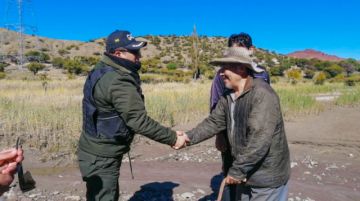 Para llegar al lugar, pasaron un río y caminaron hasta llegar al hogar de los que necesitaban alimentos. FOTO GACIP