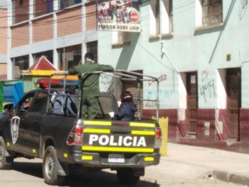 Los infractores son transportados en camionetas.