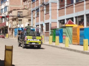 Los infractores son transportados en camionetas.