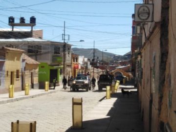 Los infractores son transportados en camionetas.