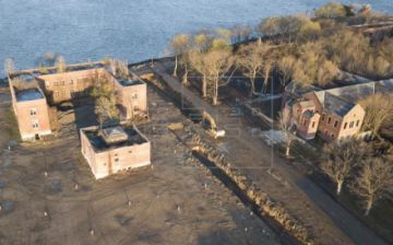 Nueva York utiliza fosas comunes por el aumento de fallecidos de COVID-19