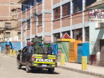 Los infractores son transportados en camionetas.