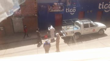 Una visita de desinfección al domicilio de un caso confirmado.