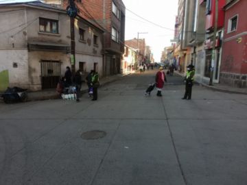 Dos funcionarias policiales piden el documento personal.