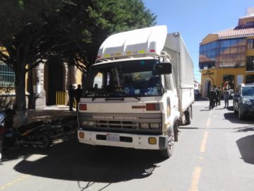 El vehículo estaba lleno de personas.
