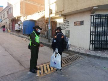 Otro ciudadano también enseña su cédula de identidad.