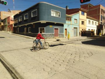 Este adulto mayor recorrió 35 kilómetros en bicicleta para llegar a la ciudad y recoger su Renta Dignidad.