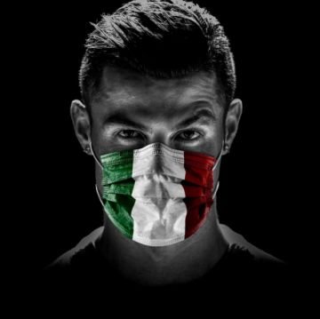 Ronaldo con un barbijo con la imagen de la bandera de Italia.