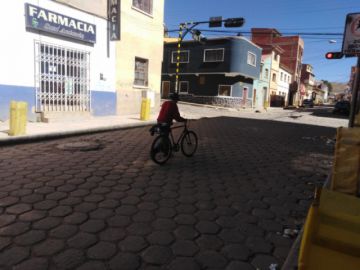Este adulto mayor recorrió 35 kilómetros en bicicleta para llegar a la ciudad y recoger su Renta Dignidad.