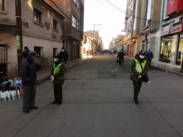 Las personas son detenidas si salieron en el día no autorizado.