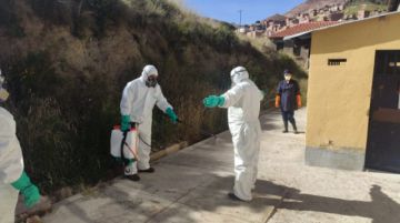 Luego del recojo, el personal fumiga su indumentaria.
