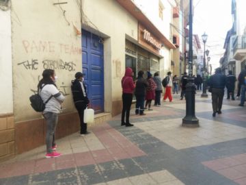 hay largas filas en la mañana en afueras de esta entidad financiera.