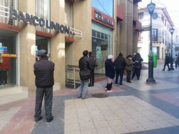 hay largas filas en la mañana en afueras de esta entidad financiera.