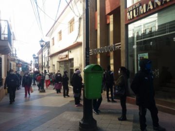 hay largas filas en la mañana en afueras de esta entidad financiera.