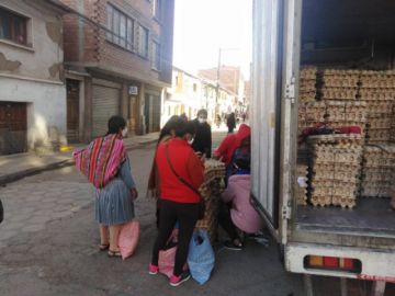 El precio del huevo, de acuerdo a la Intendencia, es de 20 Bolivianos, pero hay precios de hasta 25 Bolivianos.