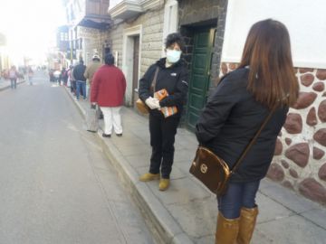 hay largas filas en la mañana en afueras de esta entidad financiera.